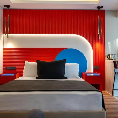 Lucky Monkey Midi Hotel